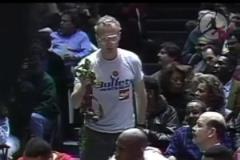 挑釁神！子彈隊球迷貼臉輸出喬丹！這手上拿的是什么？