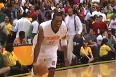 卡特從別人頭頂飛過去就這么輕松嗎？真是外星人彈跳！