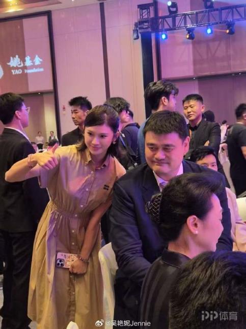 跨界合作！吳艷妮曬出與姚明、鄧超、庫茲馬等人的合影