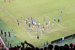 成都vs河南賽后看臺沖突，球迷扔水瓶砸中河南隊人員