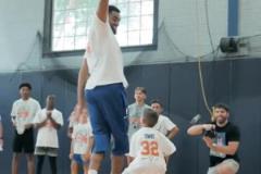 唐斯也干了！唐斯訓(xùn)練營(yíng)‘“暴揍”小朋友 血帽暴扣不留情面