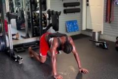 得分王訓(xùn)練還這么賣力！亞歷山大在教練安排下狂練俯臥撐超級(jí)喘