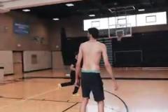 被長(zhǎng)臂巨人籠罩了！普通人和切特單挑是什么感覺(jué)？