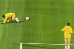 帥不過(guò)三秒！帕雷德斯秀漂亮停球后摔了個(gè)狗啃泥