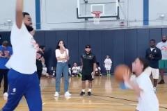 樂在其中！唐斯各種大帽小朋友，臉上洋溢著笑容！