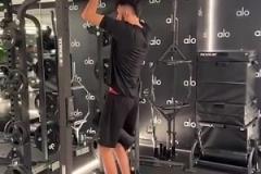 霍姆格倫這個(gè)身高，想在健身房找個(gè)合適的引體向上桿也是蠻難的事