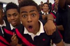 格里芬美國(guó)隊(duì)訓(xùn)練表演炸扣乍一看，圍觀小孩里好多未來(lái)球星！