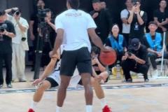 倫納德成都單挑科比門徒 單手抓球?。。?！青春回來(lái)了...