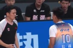 趙睿在新疆最經典一幕？直接沖撞裁判，被驅逐出場！