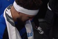 真愛(ài)賽后球迷曾拿勇士11號(hào)找克萊簽名，克萊果斷拿過(guò)來(lái)簽了