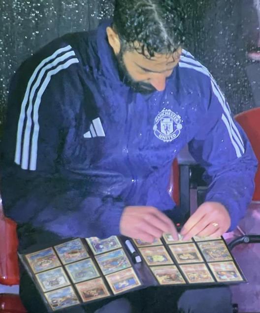 遭到惡搞，阿莫林?jǐn)[弄戰(zhàn)術(shù)板的動作被PS成寶可夢抽卡