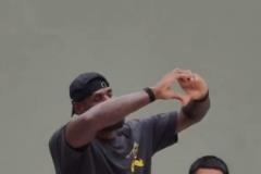 詹姆斯用中文說“你好，成都”并向中國粉絲送出飛吻和比心