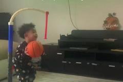 國外網(wǎng)友曬兒子看了一賽季SGA打球：投完籃立馬倒地造犯規(guī)