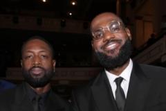 閃電俠與國王再聚首！韋德曬出與詹姆斯名人堂合影 ???