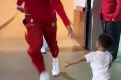 爆火出圈！哈特布倫森嘲笑佩恩的搞笑發(fā)型！“就像薯?xiàng)l一樣”