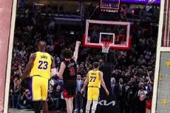 人生巔峰一幕！詹姆斯&東契奇目送吉迪超遠(yuǎn)三分絕殺