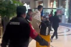 保安過(guò)于敬業(yè)，楊鳴無(wú)奈了：不用這么攔，這沒人！