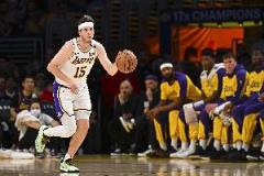 里夫斯手感不佳防守受質(zhì)疑，全場(chǎng)16中7三分6中1貢獻(xiàn)18+6+4