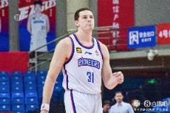 大衛(wèi)-詹姆斯22投13中砍下39分17板9助2斷震撼表現(xiàn)