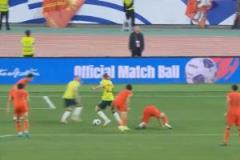 媒體人怒斥伊萬：半場換人叫黃政宇，好人也禁不住這般折騰