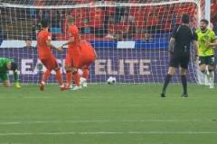 國足半場慘狀：中場漏洞百出，伊萬冒險(xiǎn)啟用前鋒引爭議