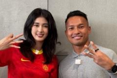 趙麗娜與新加坡門將桑尼合影：為國足帶來好運(yùn)