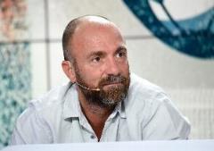 杜加里批評法國中場缺乏創(chuàng)造力，鋒線聯(lián)系不足，德尚需改革