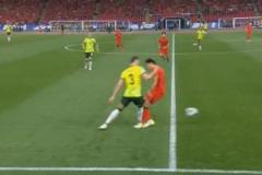 李磊開(kāi)場(chǎng)即搶 fou 對(duì)手球員痛苦倒地