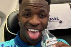 巴西隊(duì)全員抵達(dá)阿根廷，維尼修斯曬出吐舌照，明日將迎戰(zhàn)阿根廷