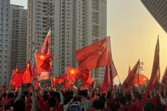 現(xiàn)場直擊：國足球迷熱情高漲，中國紅助力球隊！