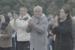 米盧親臨成都校園指導學生訓練