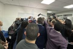 巴特勒采訪現(xiàn)場被圍得水泄不通！