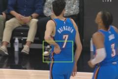 切特扣籃后捂腰仍堅(jiān)持出戰(zhàn)