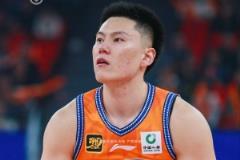 李弘權(quán)半場(chǎng)高效輸出三分6中5狂砍15分3板0失誤