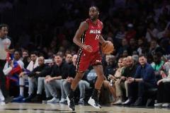 戰(zhàn)舊主表現(xiàn)亮眼！伯克斯三節(jié)8投6中三分7中5砍下17分2籃板