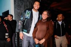 字母哥透露妻子將生四胎，她獲本賽季MVP稱號(hào)