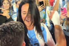 朱利亞諾-西蒙尼賽后與母親擁抱慶祝擊敗巴西首球