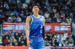 鄒陽(yáng)41分鐘15分正負(fù)-11，三分6中1亮眼表現(xiàn)