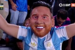 巴西被錘了4球，“梅西”激動得親吻阿根廷隊徽