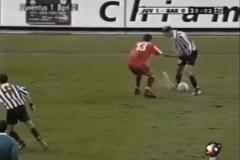 完美技術(shù)！嚴(yán)重積水的球場(chǎng)都影響不了齊達(dá)內(nèi)的盤帶