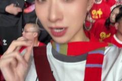 震撼！退錢姐曬視頻：7萬人一起唱國歌是什么效果？