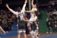 手真大控球穩(wěn)！崔永熙老爸現(xiàn)今打野球賽有多牛？