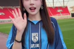 早說(shuō)武漢有這樣的美女球迷，就去現(xiàn)場(chǎng)看球了