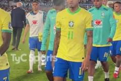 這簡直是??一場毆打！拉菲尼亞和維尼修斯賽后面色鐵青！