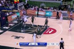 尷尬吐餅曾凡博靈性分球，周琦面對空籃竟離譜大力扣飛