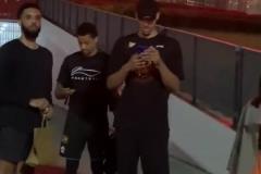 貝茲利打車聽(tīng)不懂中文，一臉MB。