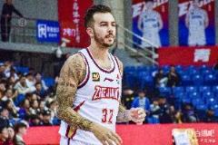 周琦意外受傷北京應(yīng)對失當(dāng) 約克末節(jié)三分變罰球引發(fā)爭議