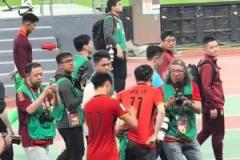 親和力！王鈺棟謝場給球迷簽名！