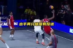 場上聽起來像有十幾個(gè)人在打球...