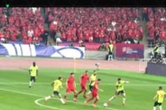 現(xiàn)場(chǎng)看塞鳥威脅十足的射門被撲，球迷驚呼送上掌聲